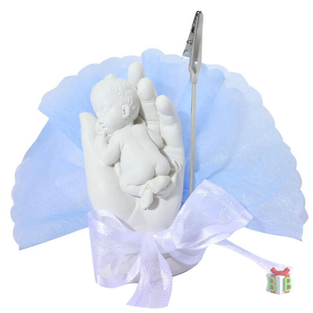 Baby in hand met blauwe tule Baby in hand met blauwe tule