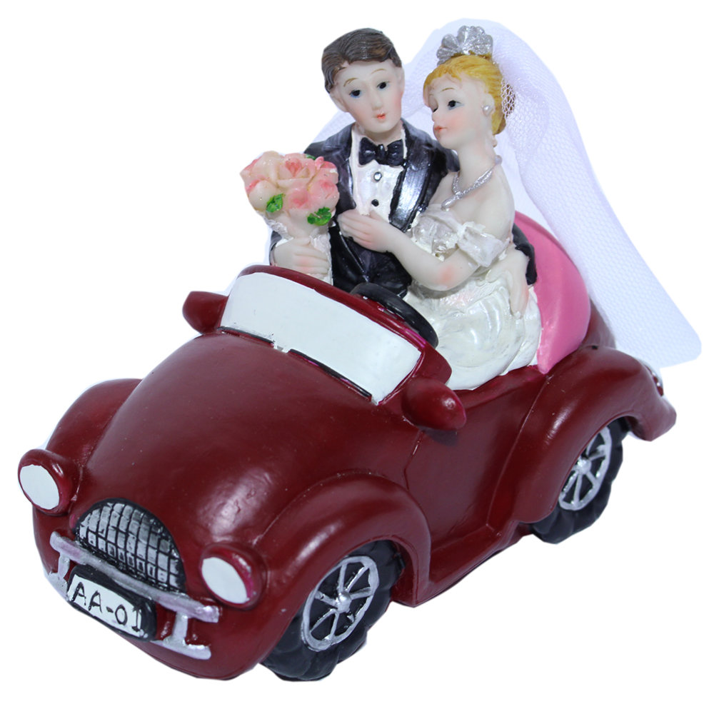Taarttopper bruidspaar in auto 