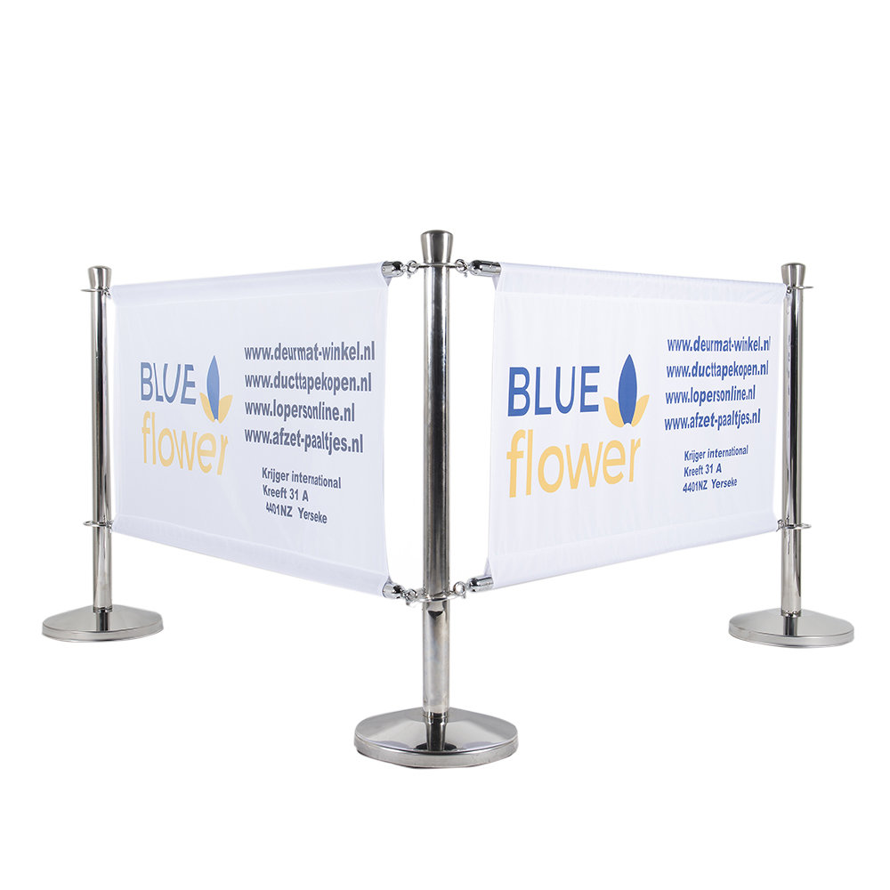 Drie chroom afzetpaaltjes met tussen de paaltjes bedrukte bannerdoeken met de tekst: Blueflower.