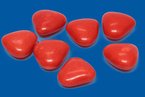 Rode chocolade hartjes met blauwe achtergrond