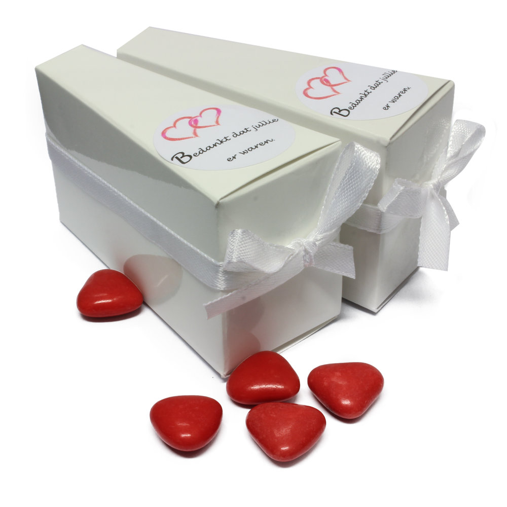 Taartpunt doosje voor bedankjes met sticker en rode chocolade hartjes