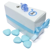 Wit taartpunt doosje met blauw speentje en blauw snoephartjes