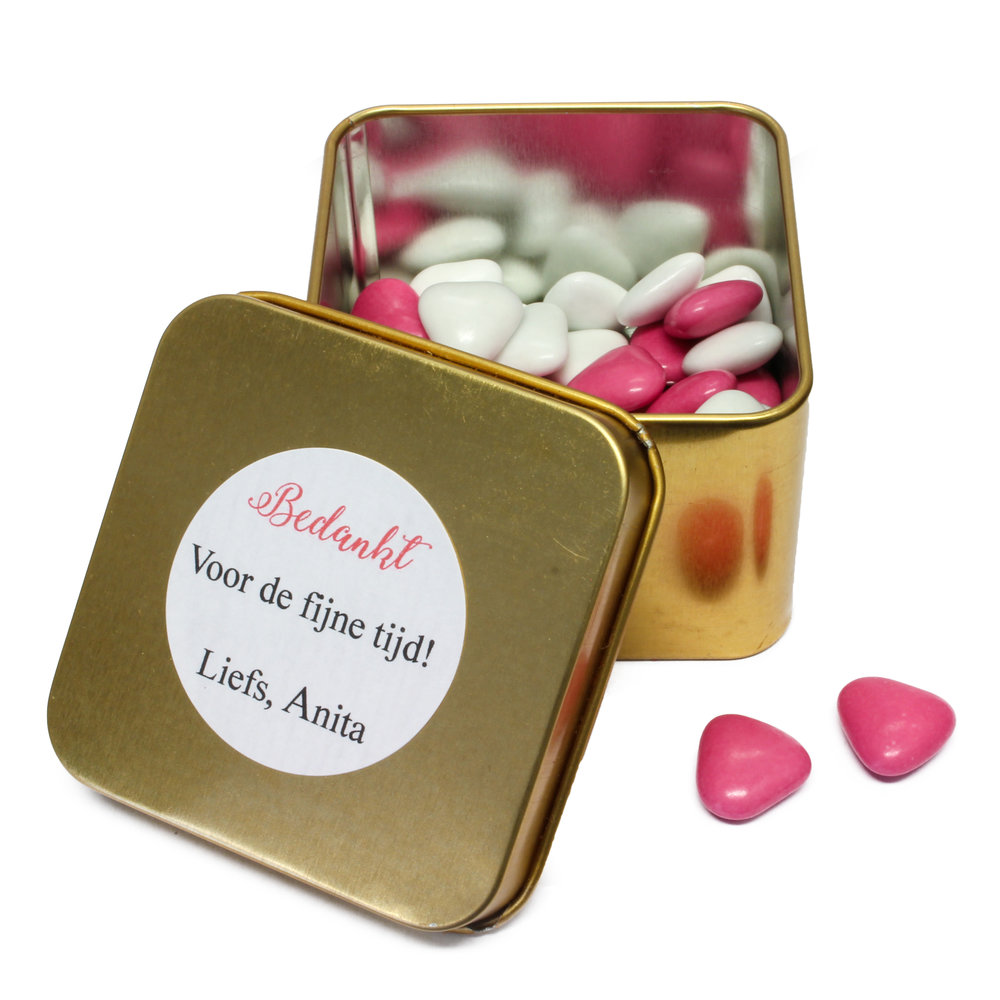 Gouden blikje als bedankje met roze en witte snoep hartjes en een persoonlijke sticker