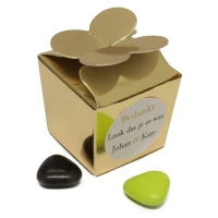 Goud vlinderdoosje met groene en zwarte chocolade snoepjes