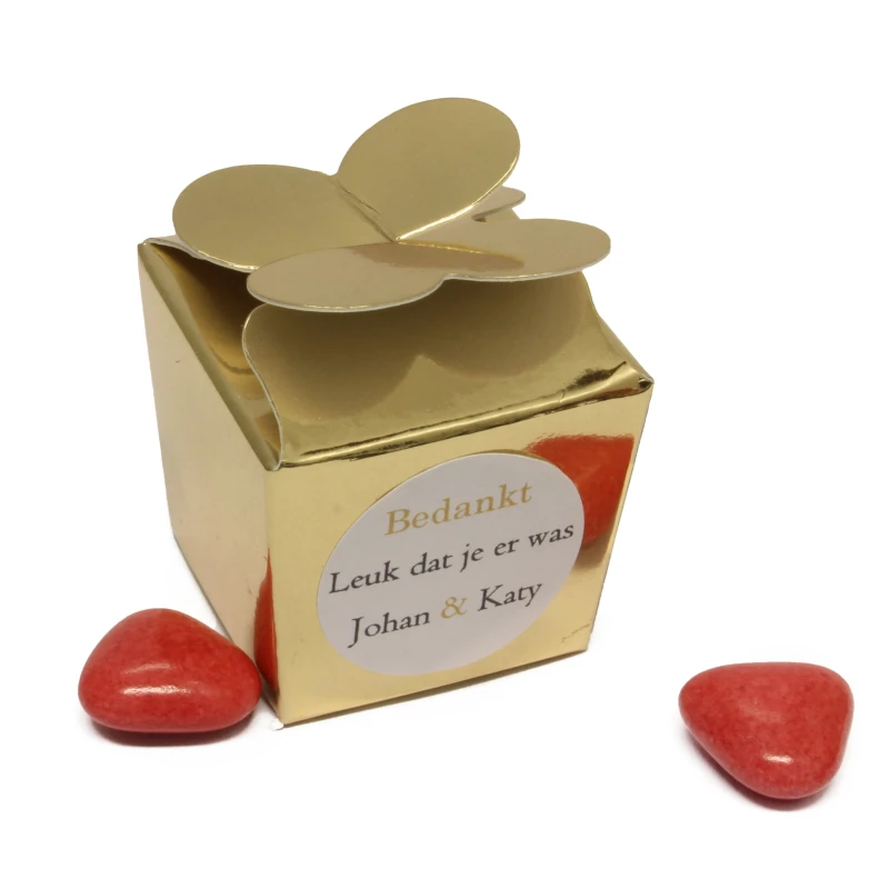 Vlinderdoosje als bedankje met rode chocolade hartjes