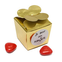 Gouden bedankt doosje met rode snoepjes en persoonlijke tekst