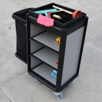 Hotelwagen met waszak buiten zijkant