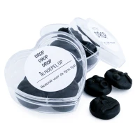 Doosje in de vorm van een hartje gevuld met drop