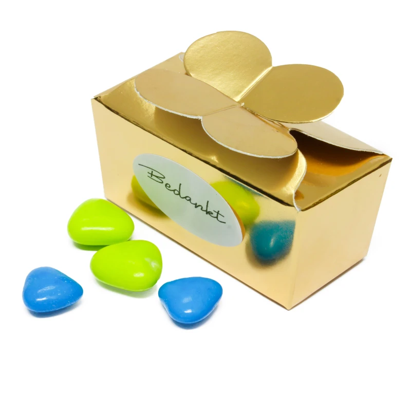 Goud rechthoekig vlinder doosje met sticker en snoepjes