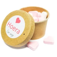 Duurzaam bekertje als geboorte bedankje voor een dochtertje met roze snoepjes