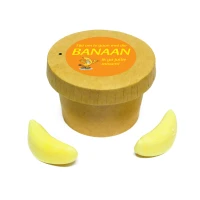 biologisch afbreekbaar bekertje met banaan snoepjes, zijaanzicht