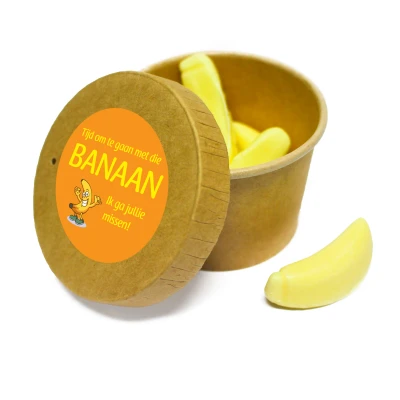 biologisch afbreekbaar bekertje met banaan snoepjes, zijaanzicht met dekseltje