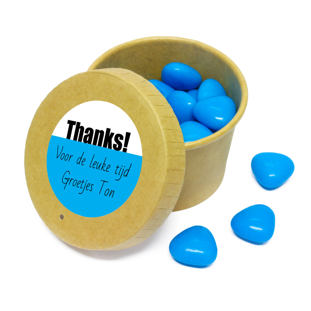 Bekertje met blauwe chocolade hartjes en de tekst thanks voor de leuke tijd bedankje