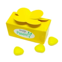 Geel doosje als bedankje voor Pasen met vlinder sluiting en lekkere snoepjes