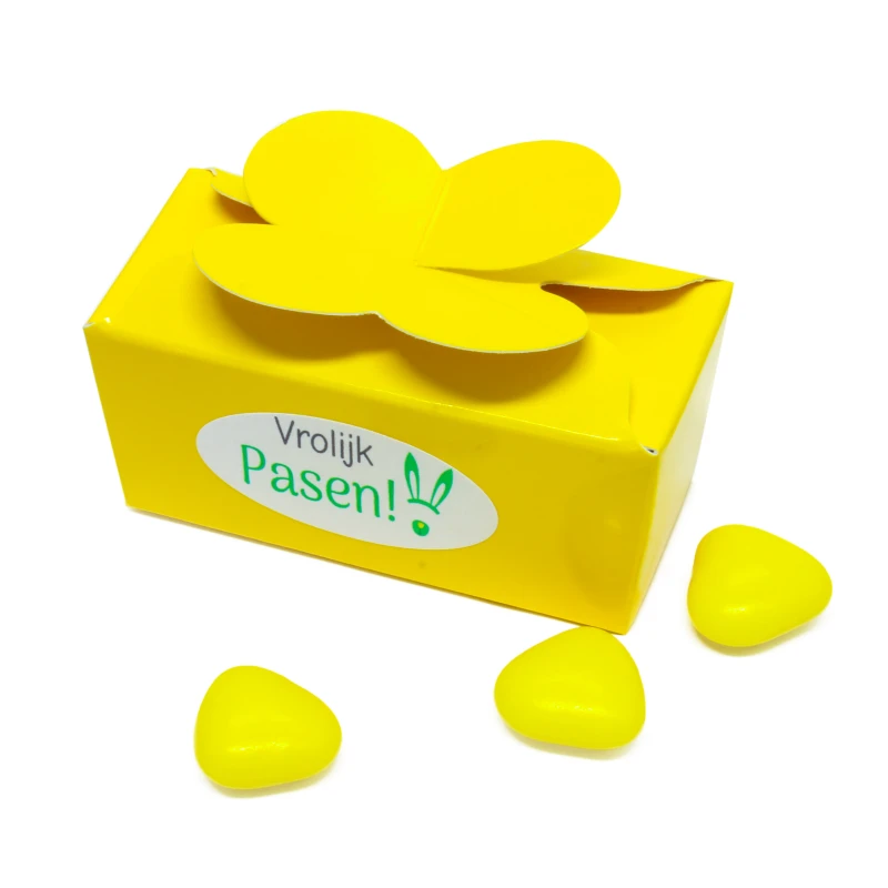 Geel doosje als bedankje voor Pasen met vlinder sluiting en lekkere snoepjes