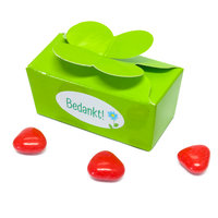 Groen doosje met rode chocolade hartjes en een gepersonaliseerde sticker als bedankje