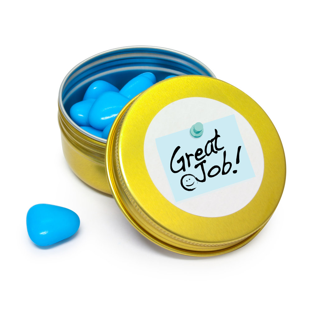 Goud blikje met blauwe snoepjes als bedankje voor complimentendag met good job sticker