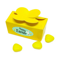 Geel doosje als bedankje voor Pasen met vlinder sluiting en lekkere snoepjes met sticker Happy Easter