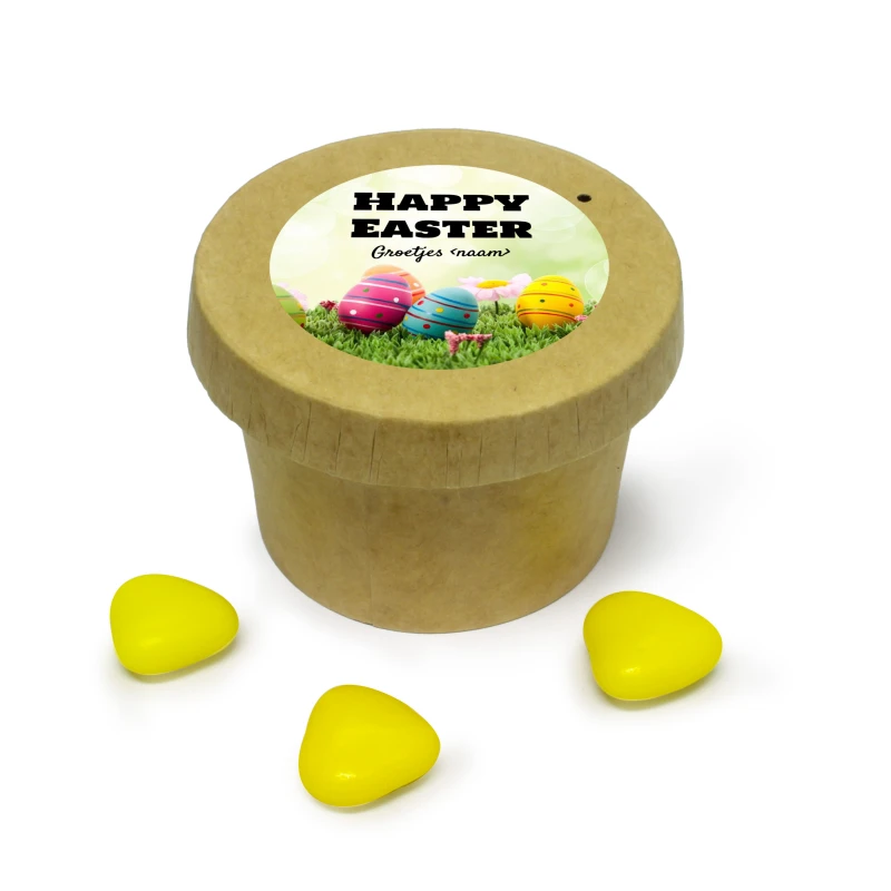 Kraft bekertje met gele snoephartje en bedrukte happy easter sticker als paas bedankje