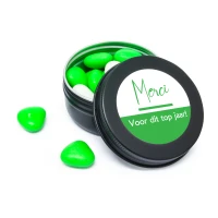 Zwart blikje met groene snoepjes en groen merci sticker