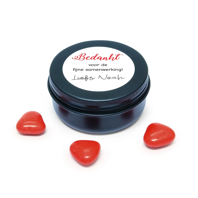 Zwart blikje met rode snoepjes en sticker bedankje voor de samenwerking