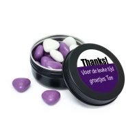 Zwart blikje met paars en witte snoepjes en paarse sticker thanks voor de leuke tijd