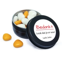 Zwart blikje met oranje snoepjes en ontworpen sticker leuk dat je er was bedankje