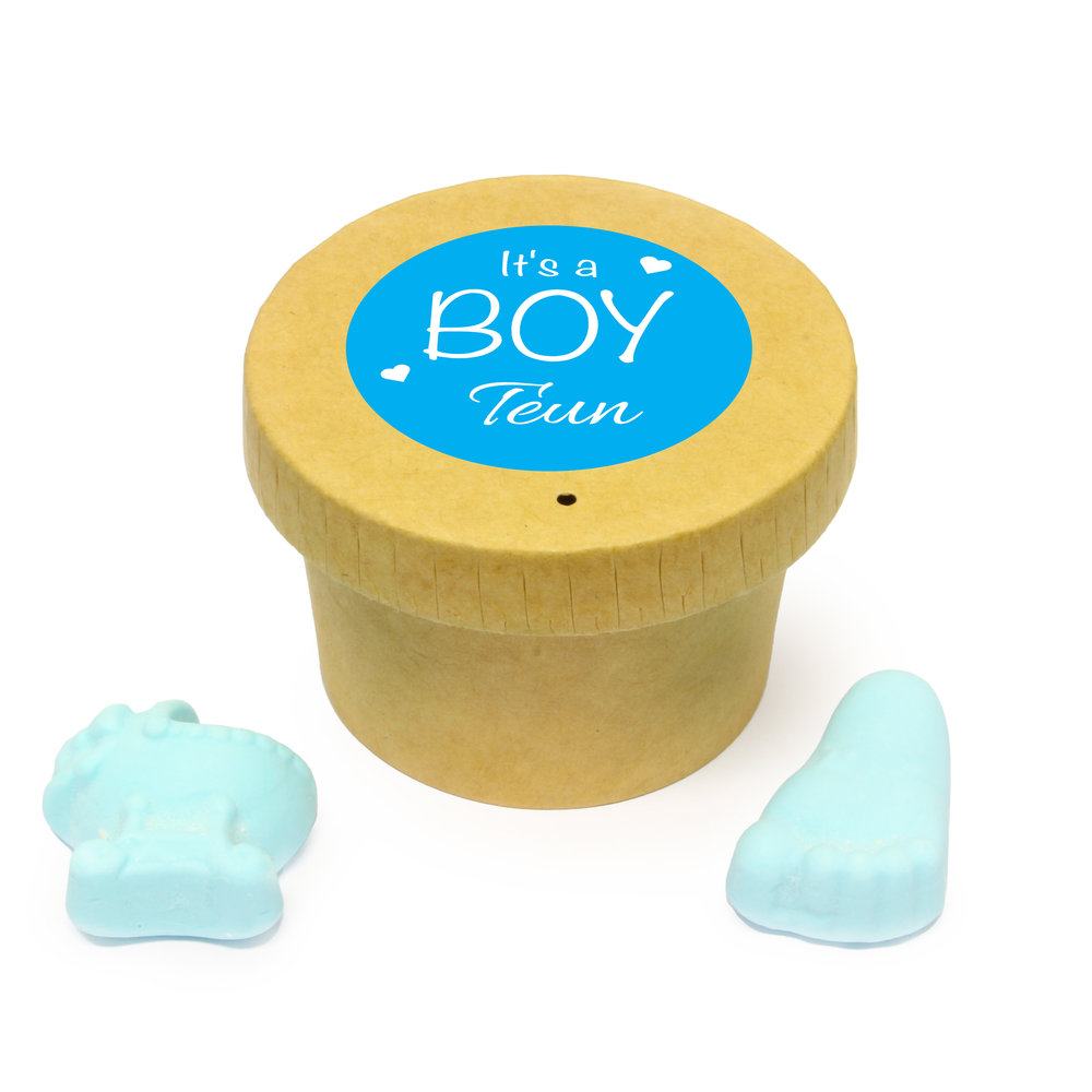 Kraft bekertje met dicht deksel en blauwe snoepjes en persoonlijke sticker it's a boy
