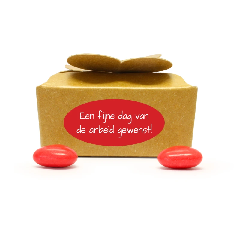 Kraft doosje met vlinder sluiting en rode snoepjes en dag van de arbeid sticker