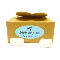 Kraft doosje met vlinder sluiting en pepermunt snoepjes en blauwe dag van de arbeid sticker