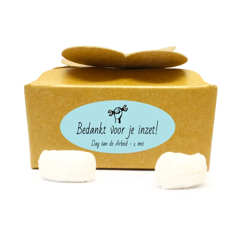 Kraft doosje met vlinder sluiting en pepermunt snoepjes en blauwe dag van de arbeid sticker