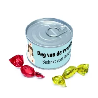 Blikje met dag van de verpleging label en zuurtjes snoepjes