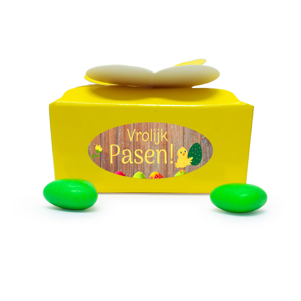 Geel doosje met vlinder sluiting en groene snoepje bepakt met vrolijk pasen sticker als bedankje