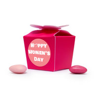 Klein fuchsia roze doosje met vlinder sluiting en roze snoepjes met internationale vrouwendag sticker