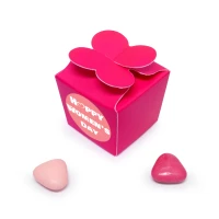 Klein fuchsia roze doosje met vlinder sluiting en happy women day sticker