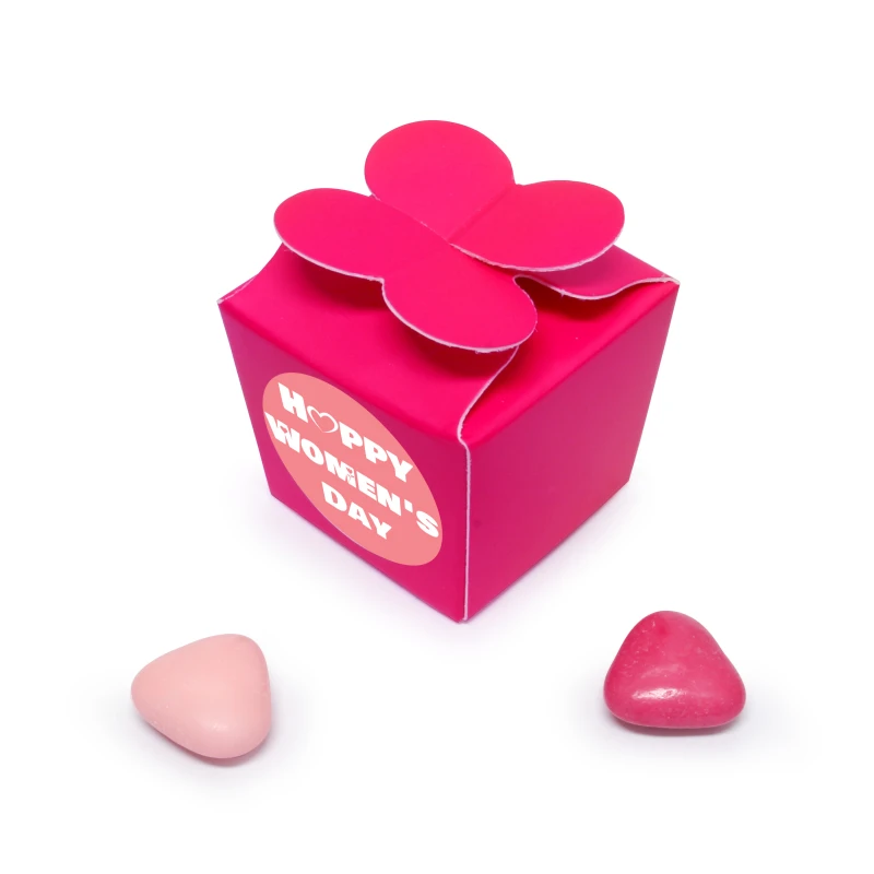 Klein fuchsia roze doosje met vlinder sluiting en happy women day sticker