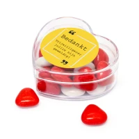 Doosje in hart vorm met rode snoepjes en vrijwilligersdag sticker