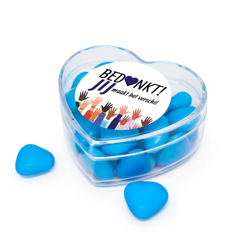 Doosje in de vorm van hart met blauwe snoepjes en bedankt jij maakt het verschil sticker bedankje voor vrijwilligersdag