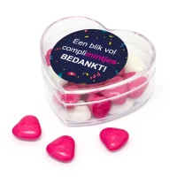 Doosje in hart vorm met roze snoepjes en compliment sticker als bedankje