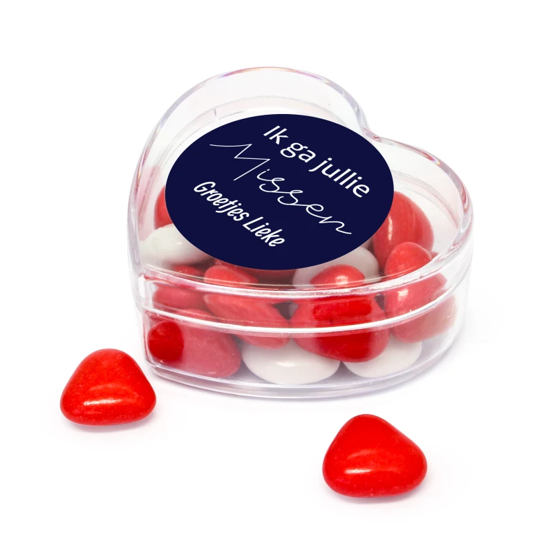 Doosje in hart vorm met rode snoepjes en ik ga jullie missen sticker