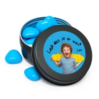 Zwart blikje met blauwe chocolade hartje en blauwe sticker met jongen