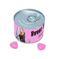 Blikje met label met roze snoepjes en juul op de scooter