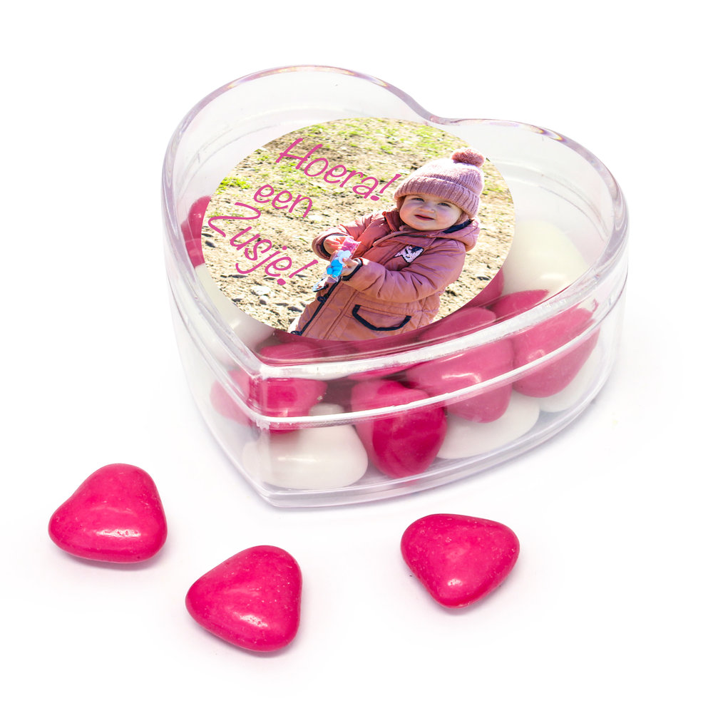 Bedankje in de vorm van hart met roze fuchsia snoepjes en hoera een zusje foto