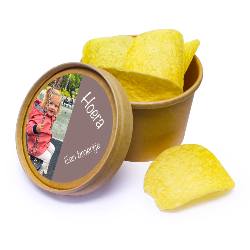 Kraft beker 250ml gevuld met chips en foto sticker als bedankje