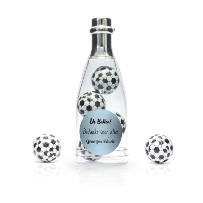 Champagne flesje met voetbal chocolade snoepjes als bedankje