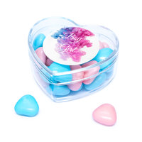 Harten doosje bedankje met roze en blauwe chocolade hartjes als gender reveal bedankje