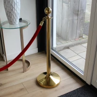 Afzetpaaltje goud voor de entree
