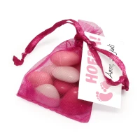 Geboorte bedankje - Fuchsia organza zakje met chocolade hartjes en bedrukt kaartje