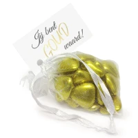 Jij bent goud waard bedankje - Wit organza zakje met gouden snoep en kaartje
