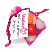 Geboorte bedankje - Roze organza zakje met bedrukt kaartje en snoepjes